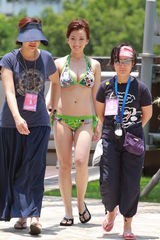 组图：2011港姐泳装示人 众佳丽丰胸美臀抢镜