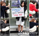 组图：韩剧《1994》女星如约赴街头送爱的抱抱