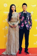 组图：《白发魔女》剧组亮相 黄晓明花西服帅气