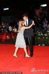 组图：非竞赛片《伊娃》首映 女演员与导演共舞