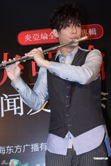 组图：炎亚纶首发新碟现场吹笛 戴红面具个性亮相