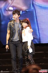 组图：韩星玄彬卖萌扮兔子 分享吻戏经验害羞