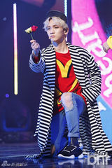 组图：韩团2NE1《M countdown》打榜拿第一