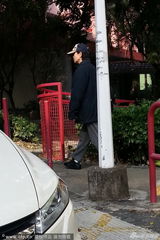 组图：蓝洁瑛精神好转染黑发 现身教会做礼拜