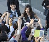 组图:全智贤着无袖裙抱双臂取暖 任达华西装帅气