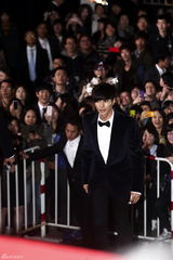 高清组图：元斌等闪耀大钟奖红毯 金慧秀等爆乳抢镜