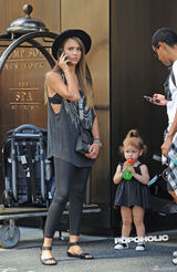 组图：阿尔芭摇滚装街头讲电话 女儿小黑裙卖萌