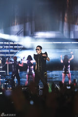 高清组图：Rain入伍前首尔最后开唱 短发热歌劲舞