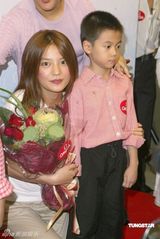 策划组图：赵薇与小孩子合影 出席活动常露母爱