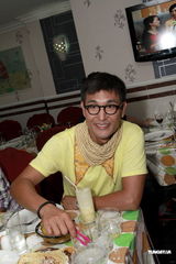 组图：田蕊妮陈展鹏开心聚餐为新剧冲收视