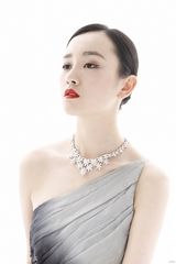 组图：张檬水墨长裙显淡雅 粗眉红唇别样女人味