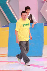 幻灯图：杜汶泽参与《奖门人》 崔建邦打人案后首秀