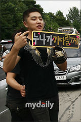 幻灯图：韩国演员申东旭入伍现场 开始军营生活