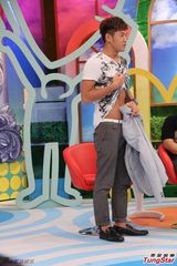 组图：拓也哥亮相《康熙》 小S下跪拜师