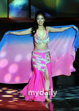 组图：刘静媛当选韩国环球小姐 戴桂冠心情激动