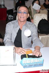 组图：尚格云顿助阵2012亚姐竞选赞佳丽优雅