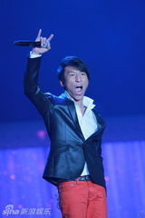 幻灯组图：江苏卫视跨年阵容强大 周笔畅眼镜被砸掉