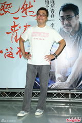 组图：李宗盛桃红衬衫开唱 称林忆莲唱得更好