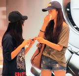 组图：孙菲菲素颜逛街秀美腿 狂擦鼻涕不拘小节