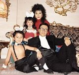 盘点图：谢霆锋一家四口“全家福” 一颦一笑爱意浓