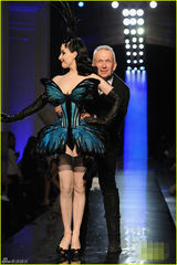 组图：脱衣舞娘蒂塔性感蝴蝶装走秀 展纤腰巨乳