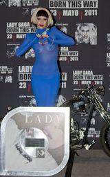 高清组图：Lady gaga蓝色透视装亮相墨西哥城