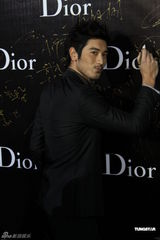 组图：董洁桃红色礼服娇媚可人 陈数高贵典雅