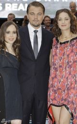 幻灯图集：《盗梦空间》英国首映 莱昂纳多左拥右抱