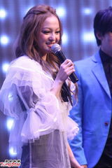 组图：张韶涵白色精灵装现身新专辑北京首唱会