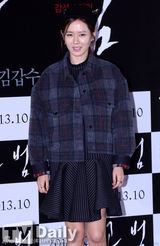 组图：孙艺珍新片《共犯》试映 混搭装扮个性