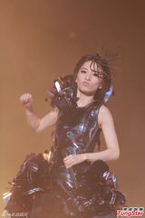 组图：Selina延迟造人 Ella挤胸性感舞老公最爱