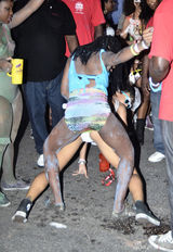 组图：蕾哈娜与乡亲们狂欢 豪放趴地玩小狗式