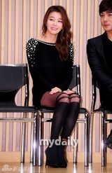 组图：《你的女人》发布会朴英琳深V秀美背