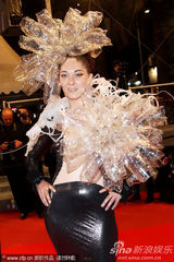 幻灯图集：《记忆前世的人》首映 艳星金裙博眼球