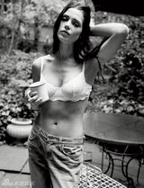 组图：阿什丽-格林尼性感杂志写真秀美腿