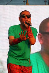 组图：西安草莓音乐节落幕 谢天笑浴袍装登场