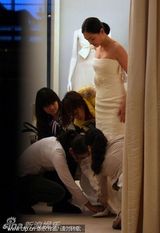 幻灯图：应采儿甜蜜试婚纱款式素雅 传11月摆喜酒