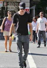 组图：“吸血鬼”亚历山大随性打扮 掐书散步