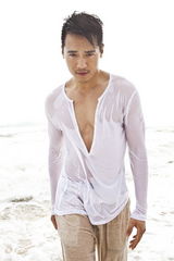 组图：高云翔曝性感写真 健硕身材湿身露胸肌