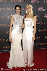 组图：《惊天战神》首映女星比美 米基洛克笑搂超模