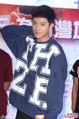 组图：敖犬尬舞宝刀未老 气喘自嘲人老变退步