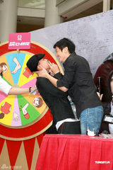 组图：林保怡田蕊妮黄宗泽出席活动 费心找吻痕