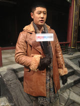 组图：《永不低头》热拍 任重骑马装亮相