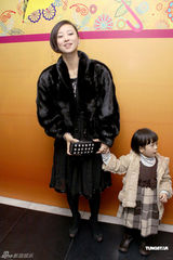 组图:翁虹亮相为朋友庆生 俯身哄女儿大秀性感