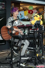 组图：阿沁升格当作家 F.I.R年底出新专辑