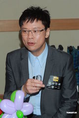 组图：草蜢与黄耀明献唱 将与软硬天师联合开唱