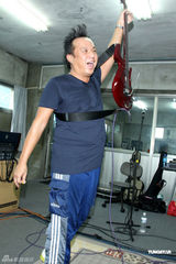 组图：黄大炜为“风林火山”个唱彩排 卖力弹唱