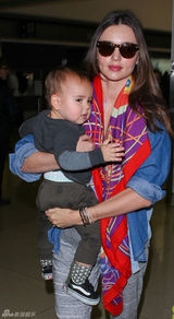 组图：超模米兰达-可儿带儿子现身洛杉矶机场