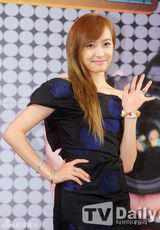 组图：f(x)宋茜跨界主持时尚节目 发布会露香肩