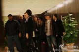 组图：网友实拍艾薇儿一行抵上海 戴墨镜显可爱